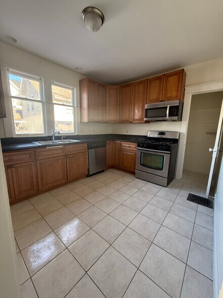 Building Photo - 208-212 Blackhawk St