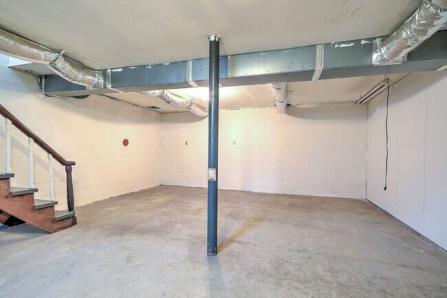 Building Photo - 945 Bishop Loop