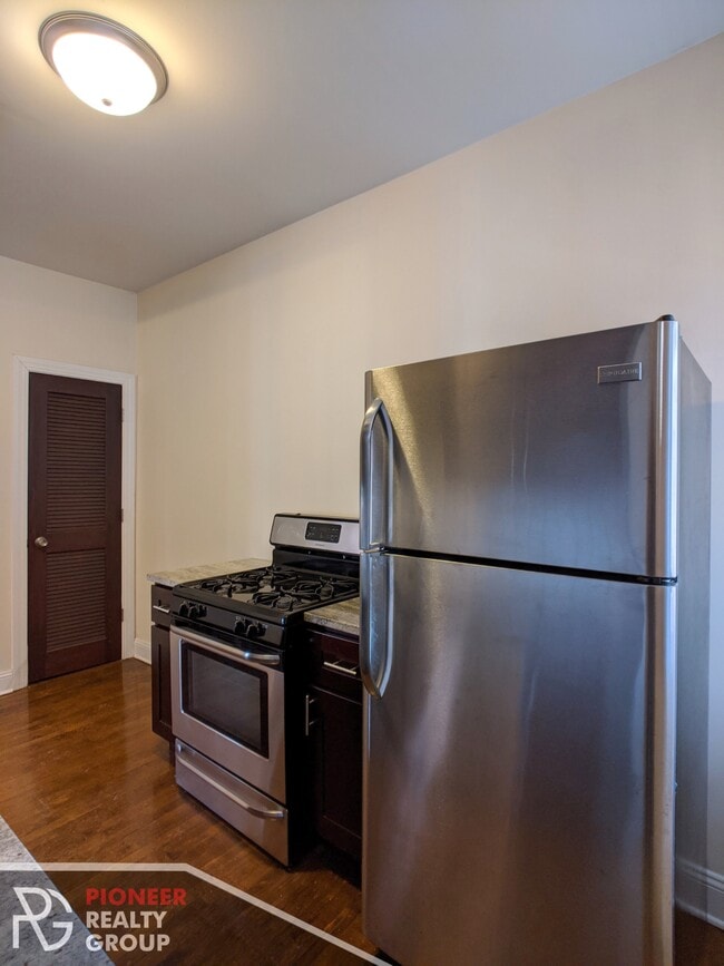 Building Photo - 857 W Cornelia Ave