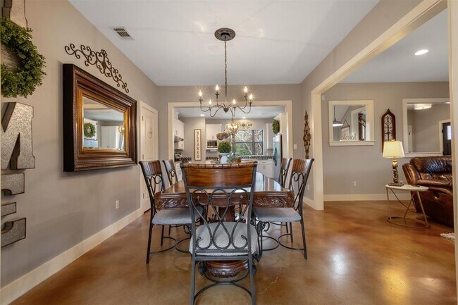 Building Photo - 1400 Cuernavaca Dr N