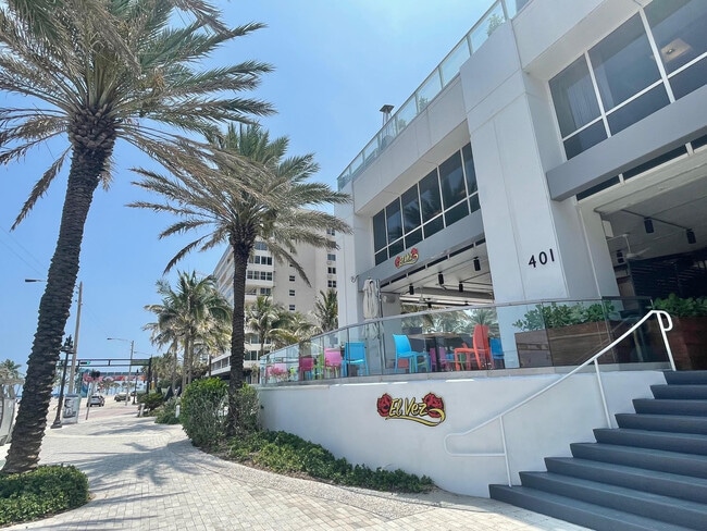 Building Photo - 3000 Riomar St