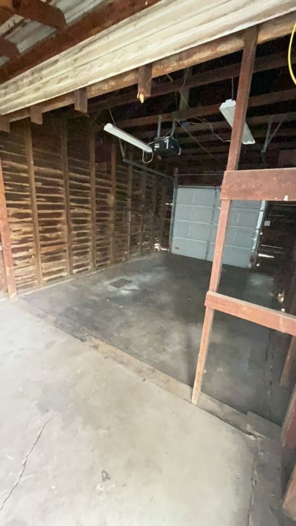 Building Photo - 512 W Oak Ave