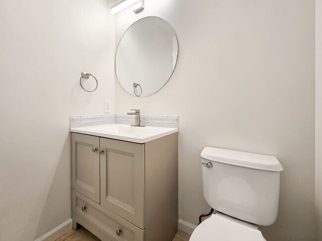 Building Photo - Modern Luxury: 4-Bed, 4.5-Bath Fully Remodeled Home