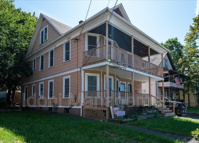 Building Photo - 694 Main St