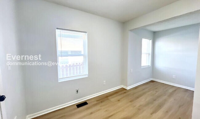 Building Photo - 907 S Cedar Ave