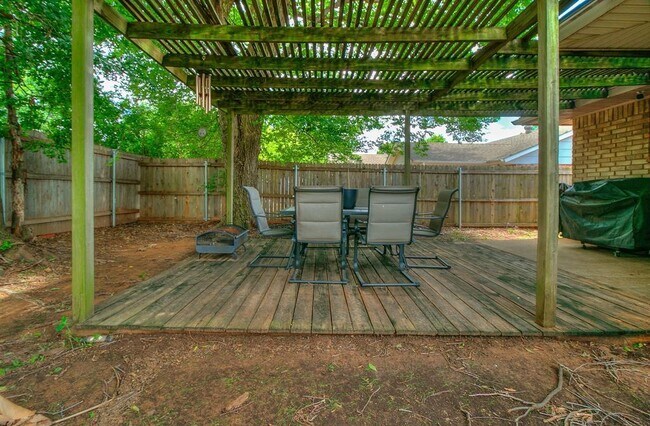 Building Photo - 100 3 Oaks Dr