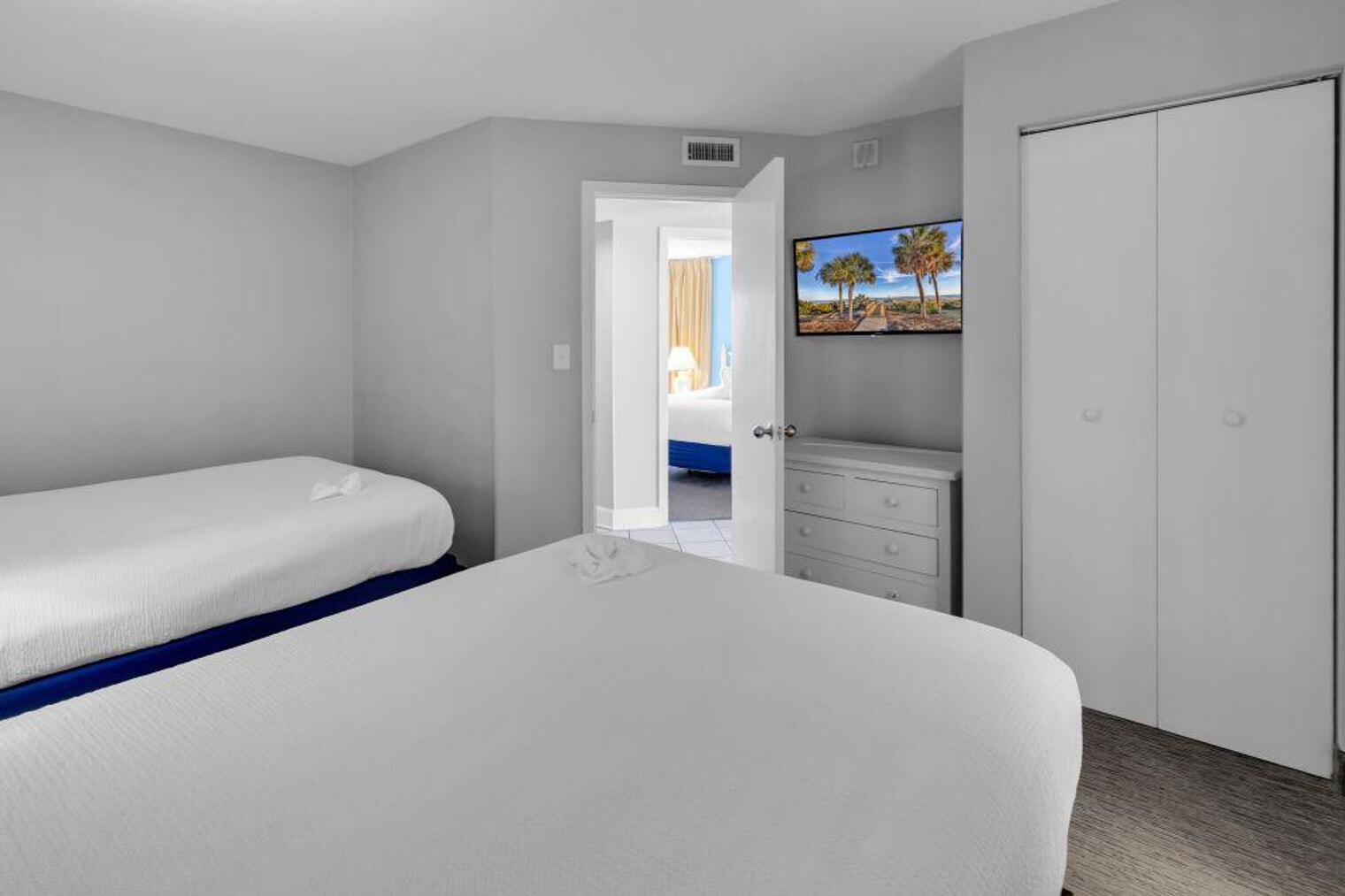 Building Photo - 647 N Creekside Dr