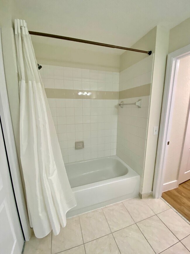 Building Photo - Greenhills-11032