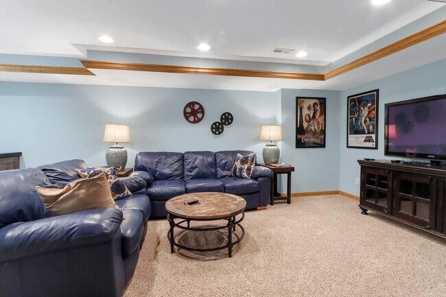 Building Photo - 465 Sylvan Dr