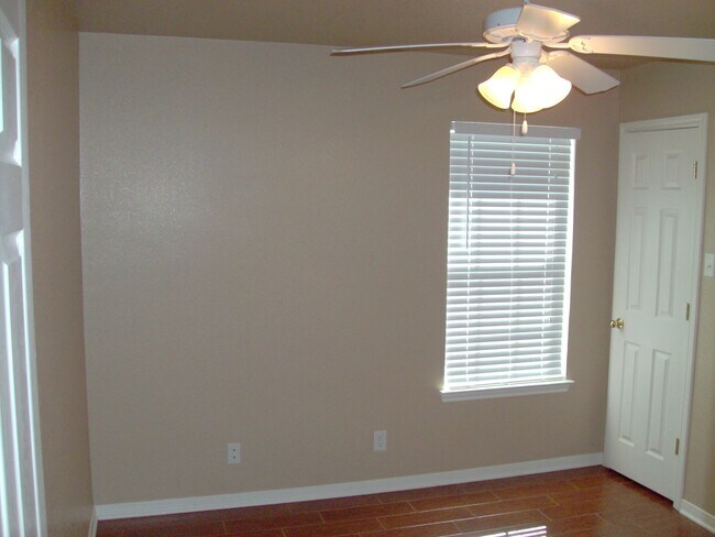 Building Photo - Charming Duplex with Great Features & Loca...
