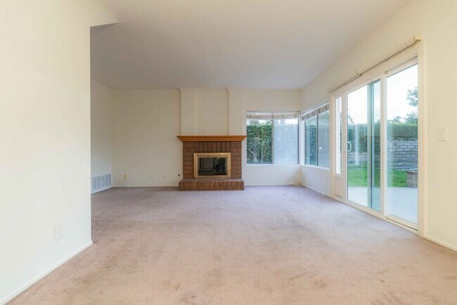 Building Photo - Beatiful house next to golf course.