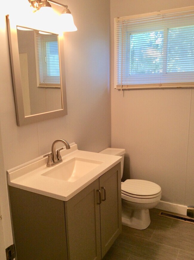 Building Photo - Beautifully redone 3 bedroom home in Grandview