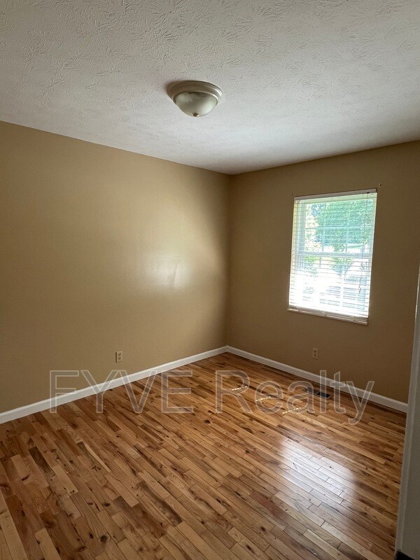 Building Photo - 5924 Blossom Rd