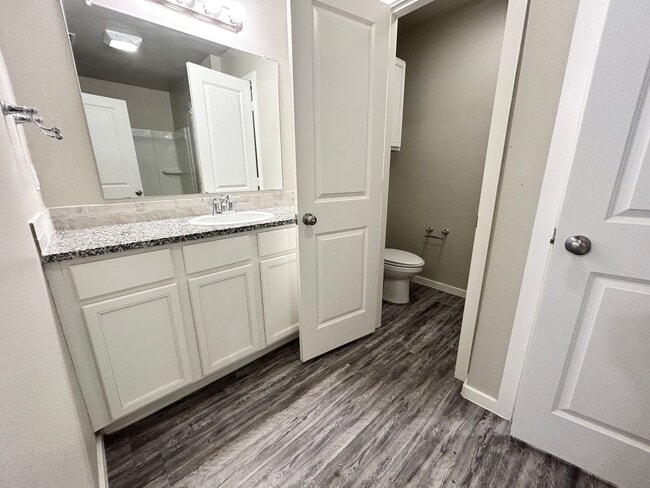 Building Photo - 3 bed 2 bath Duplex Available