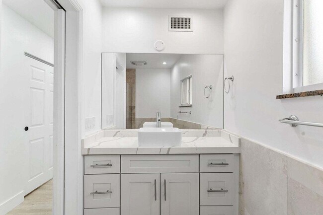 Building Photo - 808 NE 72nd St