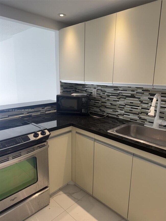 Building Photo - 18151 NE 31st Ct