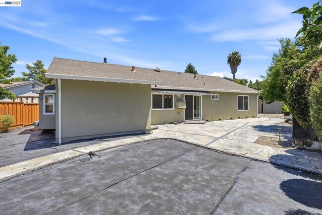 Building Photo - 325 Goshen Ct