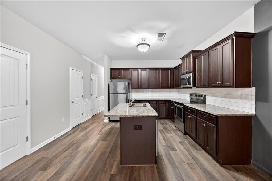 Building Photo - 4497 Ravenwood Dr