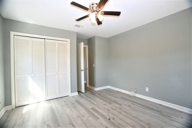 Building Photo - Beautifully updated 1 bedroom apartment within walking distance to the beach!