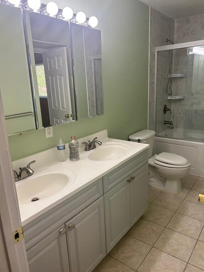 Building Photo - 375 Messina Dr