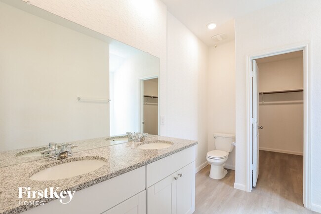 Building Photo - 10626 Vinateros Dr