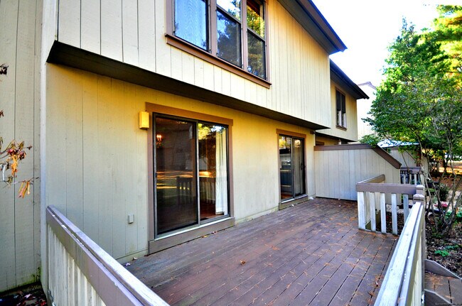 Building Photo - 16 Applewood Ln