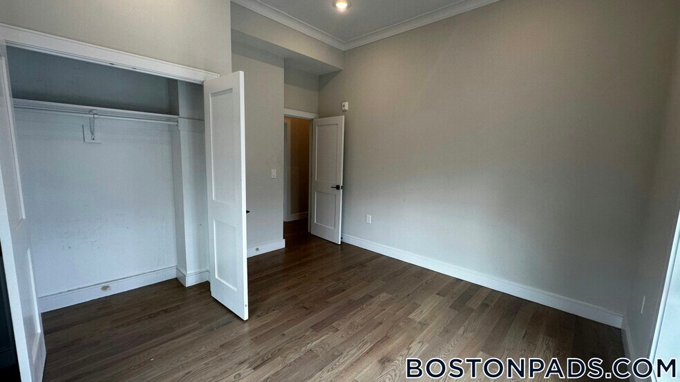 Building Photo - 16-18 Highgate (Roomate Rental) St.