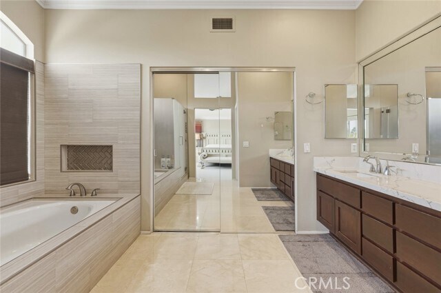 Building Photo - 4640 E Somerton Ave