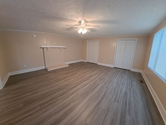 Building Photo - Home on three acre lot with garage