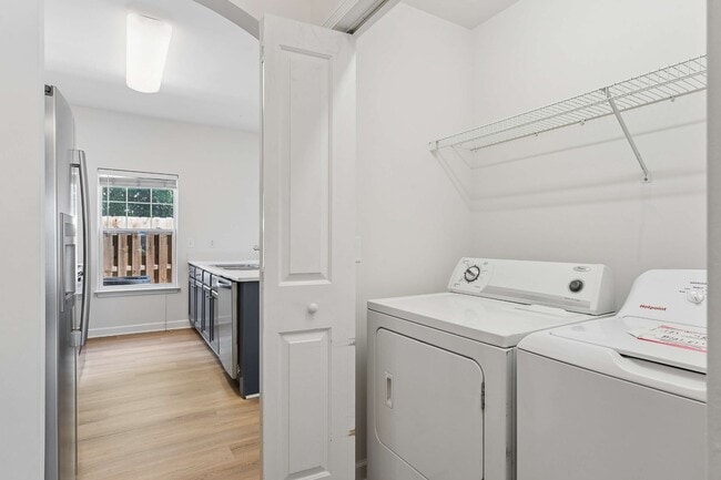 Building Photo - 553 Rosedale Ave