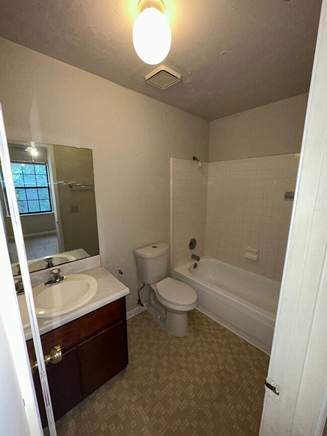 Building Photo - 3 bed 3 bath townhomes available Mid-July