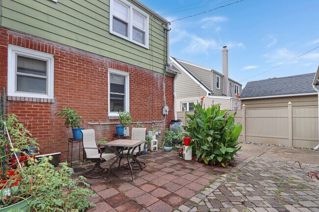 Building Photo - Beautiful Waterview Home on Chesapeake Ave...