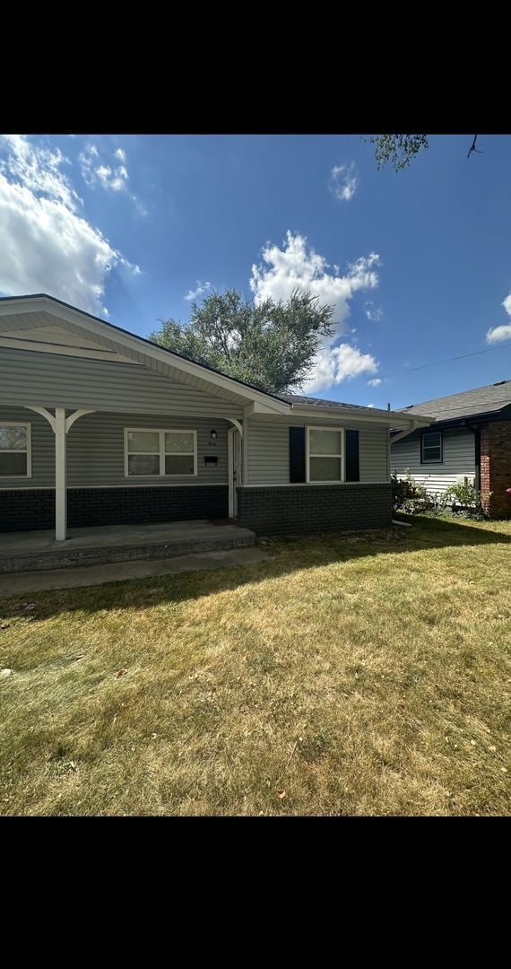 Building Photo - Remodeled 2 bedroom, 1 bath duplex with co...