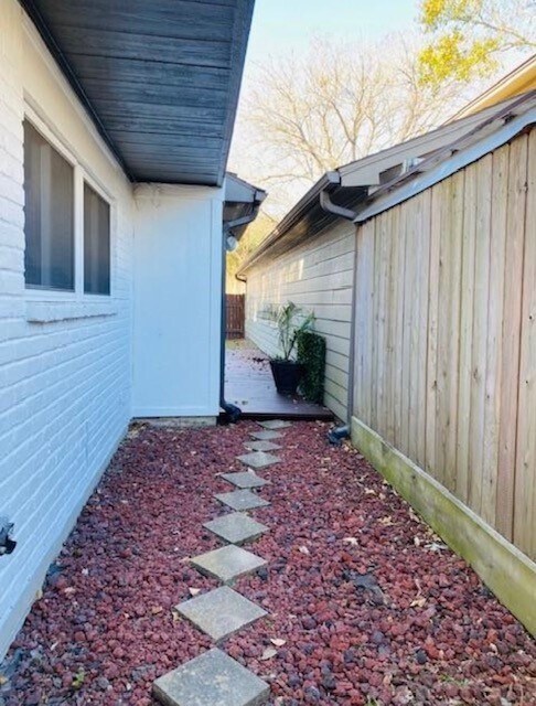 Building Photo - 12800 Briar Forest Dr