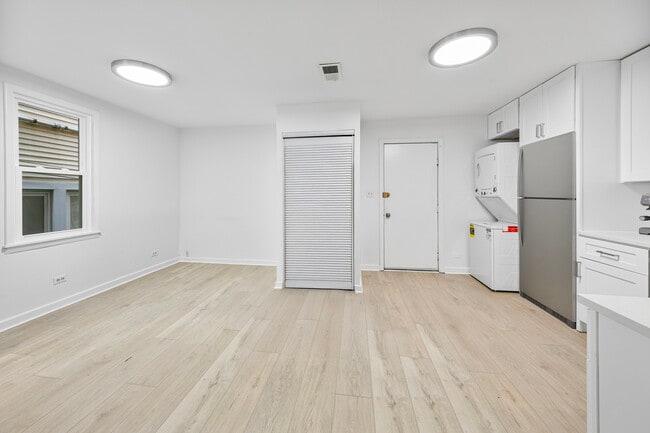 Building Photo - 3037 N Southport Ave