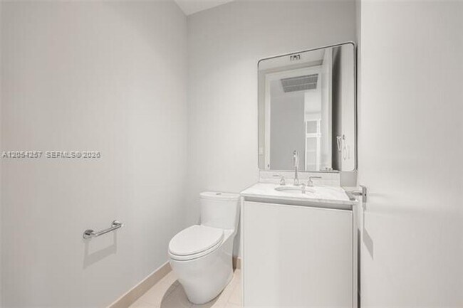Building Photo - 2831 S Bayshore Dr