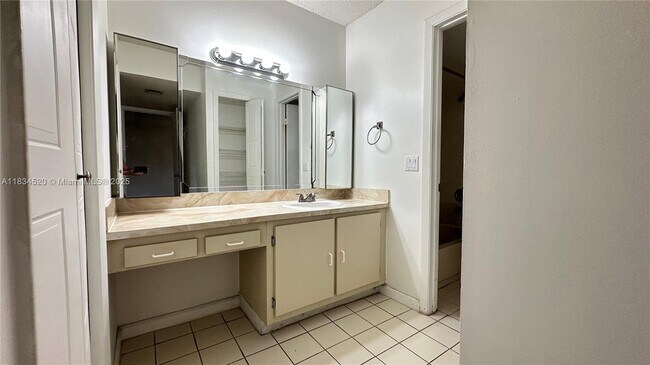 Building Photo - 413 Lakeview Dr