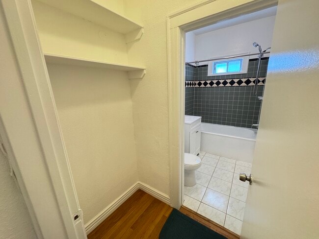 Building Photo - 1960 Argyle Ave