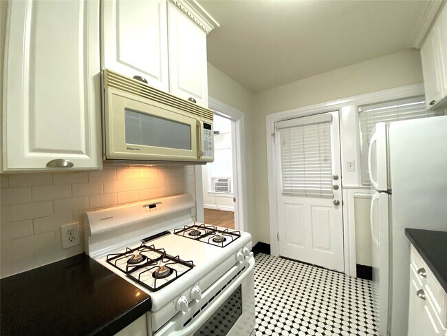 Building Photo - 513 W Main St