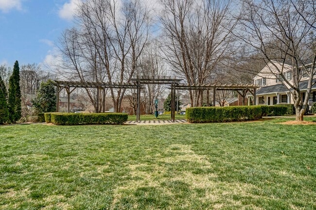 Building Photo - Charming Townhome in Sought-After Williams...