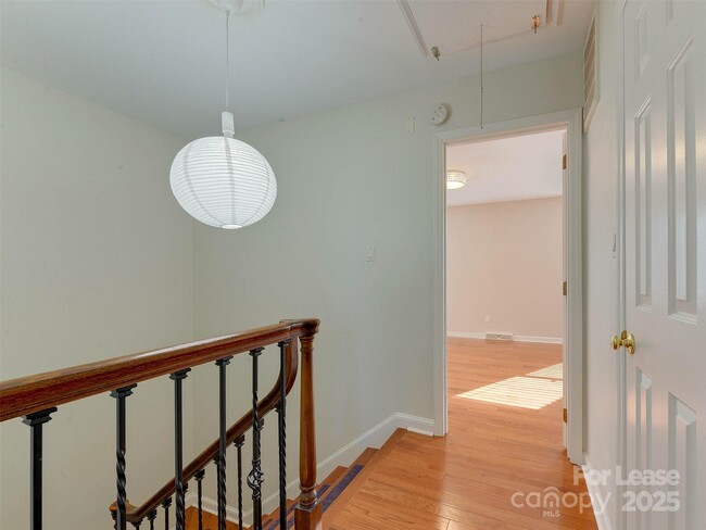 Building Photo - 527 Hawthorne Ln