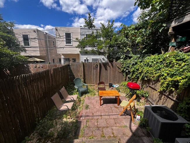 Building Photo - Bright and spacious one bedroom unit in a ...