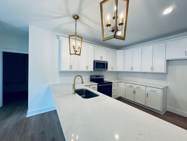 Building Photo - Brand New Luxury Condo - Middle Floor