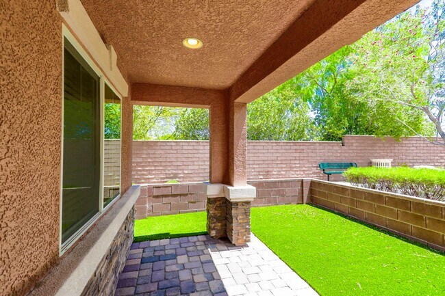 Building Photo - Beautiful 3 Bedroom Townhome With Stunning Mountain Views