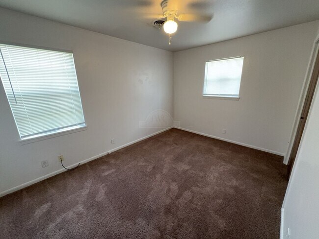 Building Photo - 906 Jefferis Ave