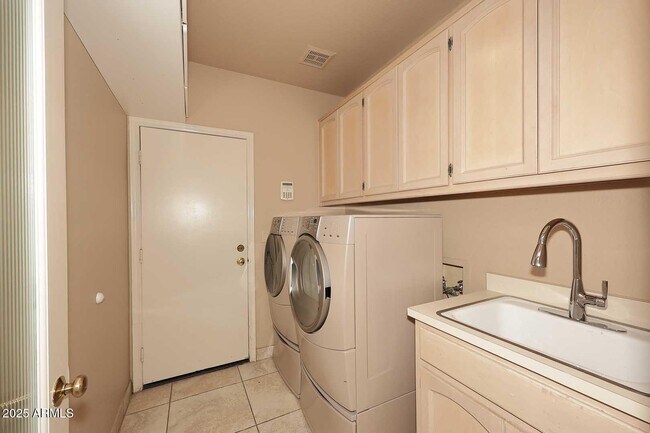 Building Photo - 9969 E Bayview Dr