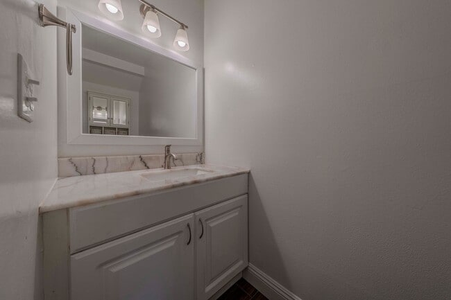 Building Photo - Bright & Airy 2-Bedroom End Unit Townhome