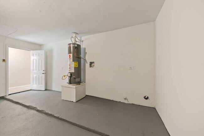 Building Photo - 1911 Highcrest Dr