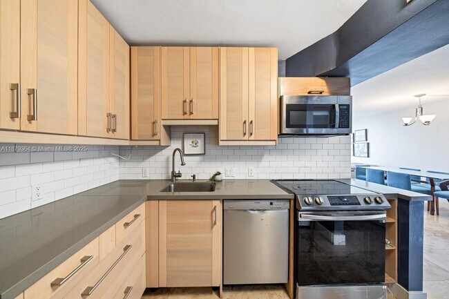 Building Photo - 20335 W Country Club Dr