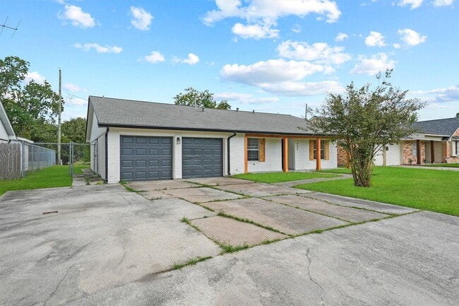 Building Photo - 406 Riverbend St